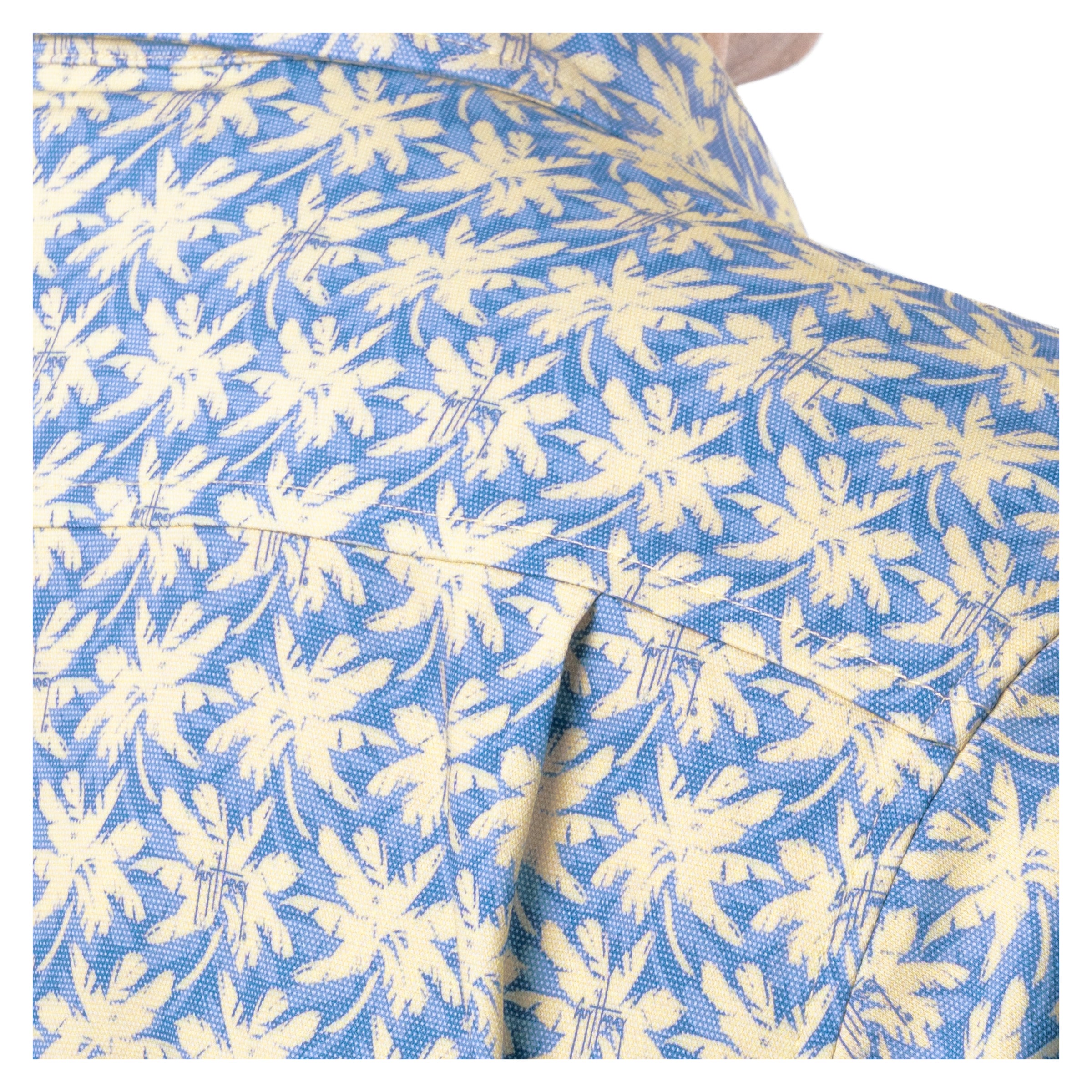 Detail of back pleat and fabric texture on blue and sand Guy Harvey Men’s Dot Palm Resort Shirt.
